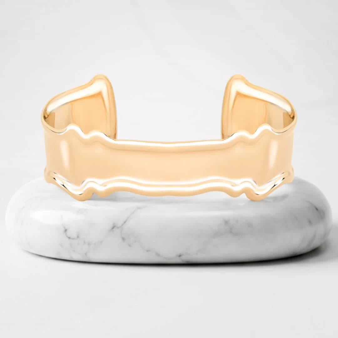 Brazalete con baño de oro Genova sobre un pedestal de mármol