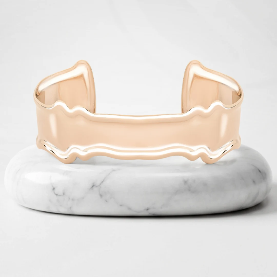 Brazalete con baño de oro Riviera sobre un pedestal de mármol