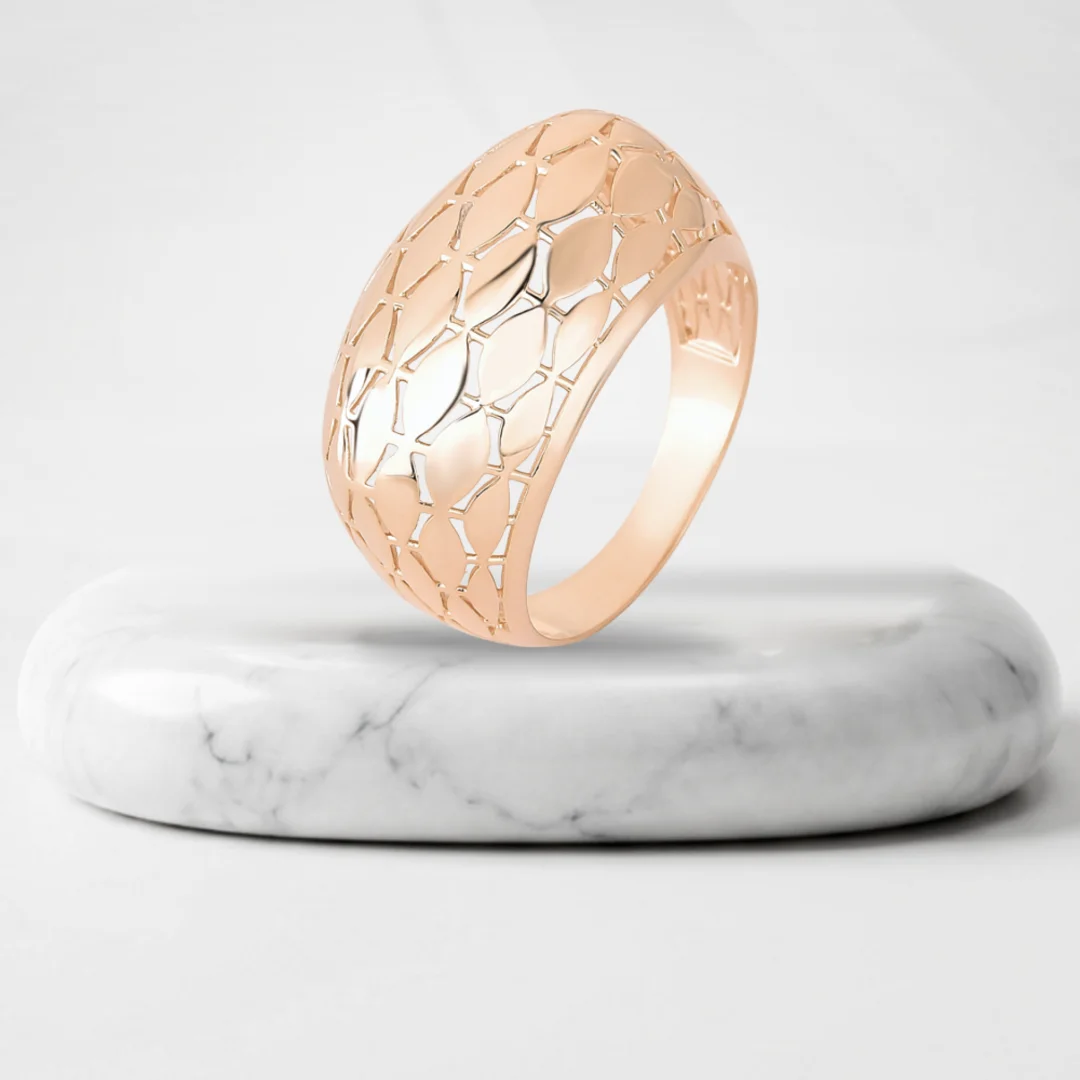Anillo calado con baño de oro Riviera sobre un pedestal de mármol