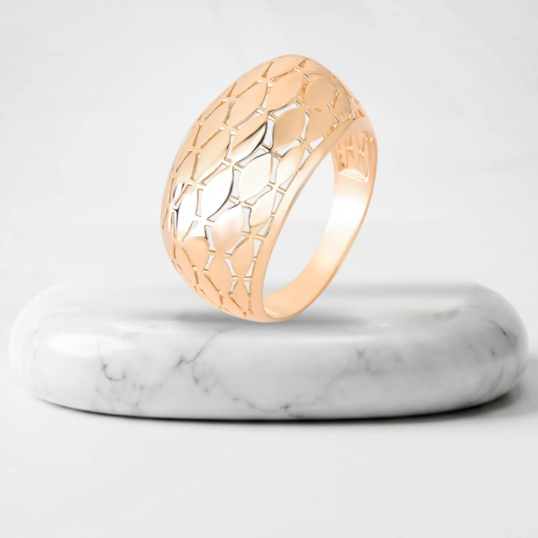Openwork lattice ring with Vienna gold plating on a marble pedestal